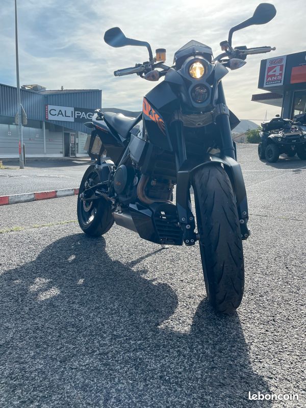 KTM 690 Duke premiere main