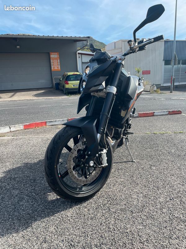 KTM 690 Duke premiere main